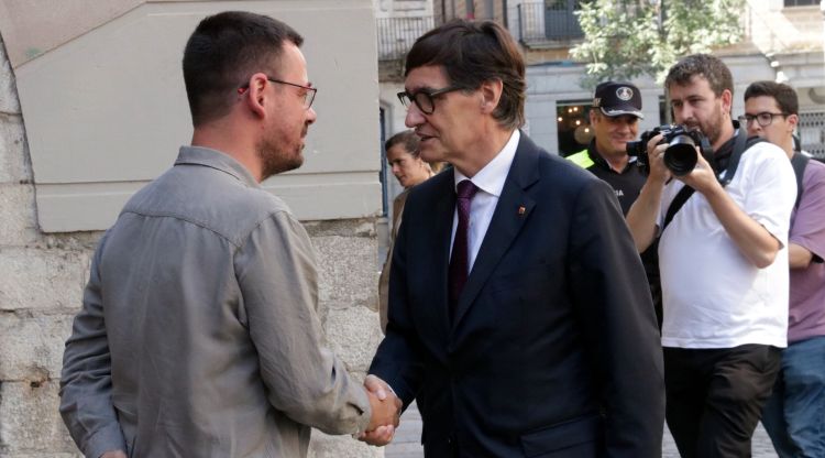 Encaixada de mans entre el president de la Generalitat i l'alcalde de Girona. ACN