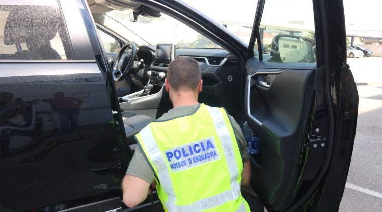 Un mosso del GRD de Girona en un dels vehicles inspeccionant-lo. ACN