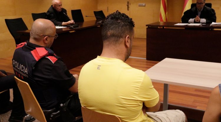 D'esquenes i custodiat pels Mossos, el condemnat per intentar violar la companya de pis a Figueres. ACN