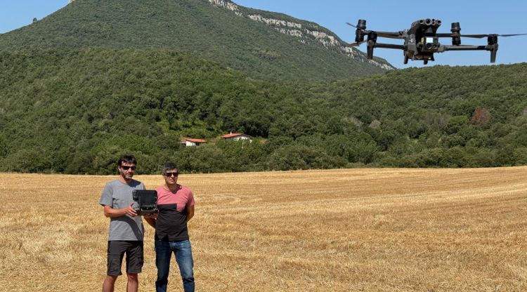 Un dels drons pilotats per tècnics al massís del Rocacorba. ACN