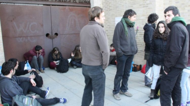 Els estudiants han posat un cadenat a la porta de la facultat de Lletres © ACN