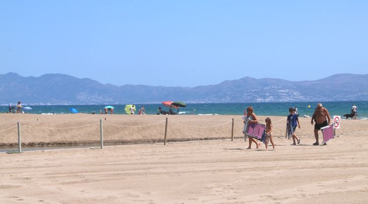 Turistes a la platja de Sant Pere Pescador. ACN