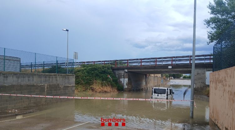 Vehicle atrapat per l'aigua a Vilamalla amb dos ocupants il·lesos