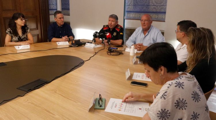 El cap dels Mossos a la Garrotxa, el president del Consell Comarcal i els diferents alcaldes i regidors, durant la presentació del servei. ACN