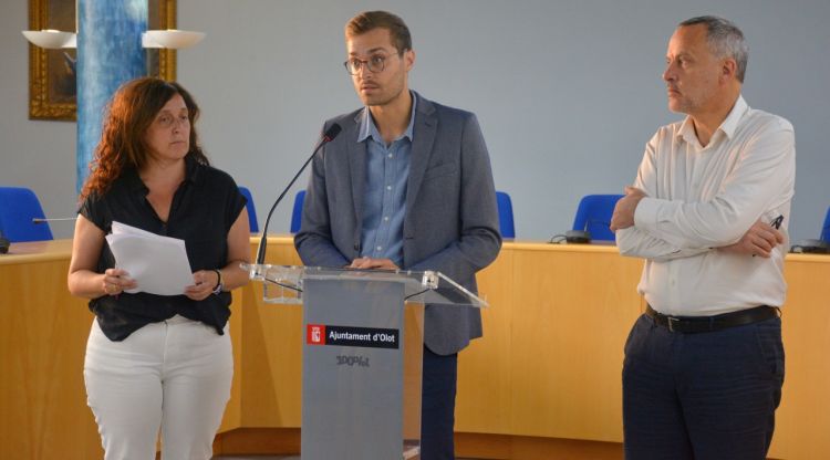 L'alcalde d'Olot, Agustí Arbós, anunciant la mesura