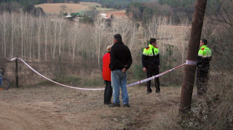 El tractor ha caigut daltabaix per un terraplè en un camí rural de Santa Coloma de Farners © ACN