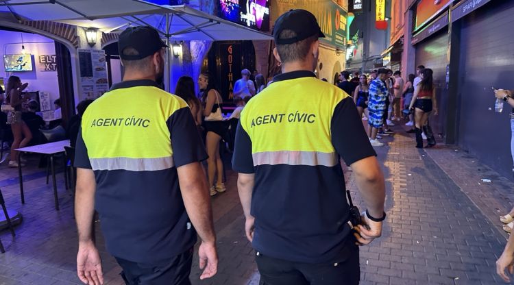 Dos agents cívics, combatent l'incivisme derivat de l'oci nocturn a Lloret de Mar