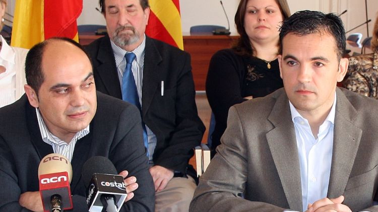 Miquel Lobato (CiU) i Carles Motas (TSF) durant la roda de premsa © ACN