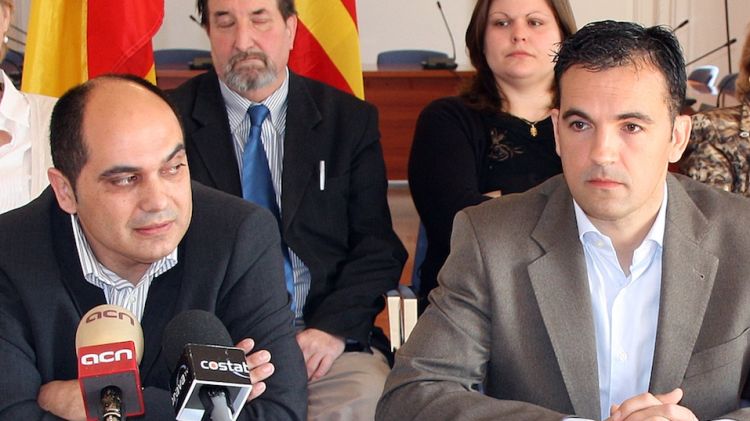 Miquel Lobato (CiU) i Carles Motas (TSF) durant la roda de premsa © ACN