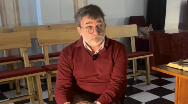 Josep Adolf Estrader durant una entrevista. Orgull de Figueres