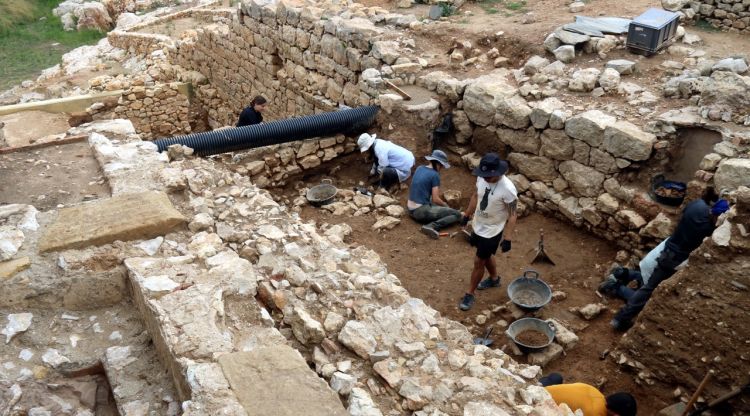 En primer terme, les restes de l'absis de l'església paleocristiana; al fons, una de les terrasses superiors del santuari de la deessa grega. ACN