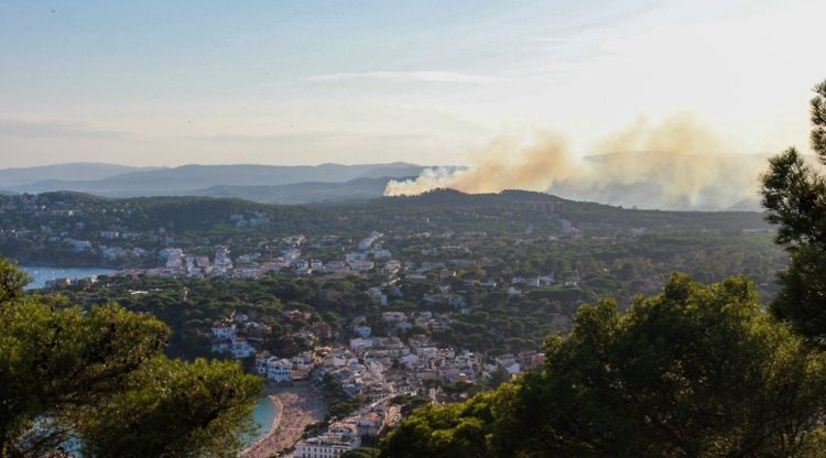 La columna de fum vista des del Far de Sant Sebastià. Alba Pareras de la Cruz