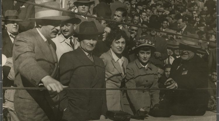 1949. Cursa de braus a la Monumental de Barcelona amb Rafael Santos Torroella, Joan Miró, María Teresa Bermejo, María Dolors Miró i Adriano del Valle. Valls