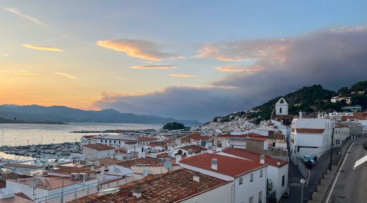 El fum de l'incendi de Ribauta arribant fins al Port de la Selva. ACN