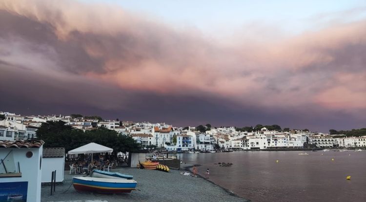 La columna de fum visible des de Cadaqués, ahir al vespre. Ràdio Cap de Creus
