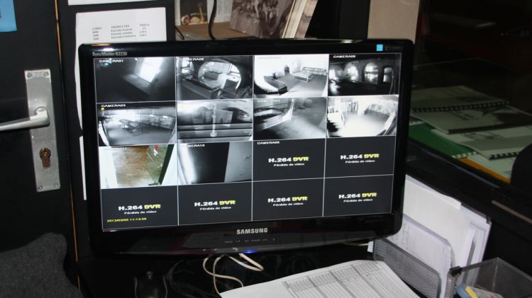 Imatge del monitor que el conserge té de totes les càmeres de seguretat, incloses les dues noves que s'han instal·lat © ACN