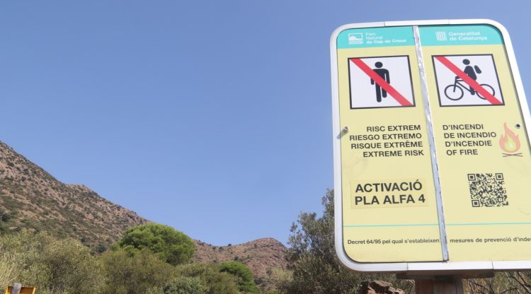 Cartell en un dels accessos del Parc Natural del Cap de Creus que prohibeix l'accés a peu i en bici. ACN