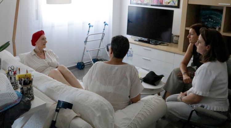 L'equip Pades visitant Sílvia Sanz a Celrà. ACN