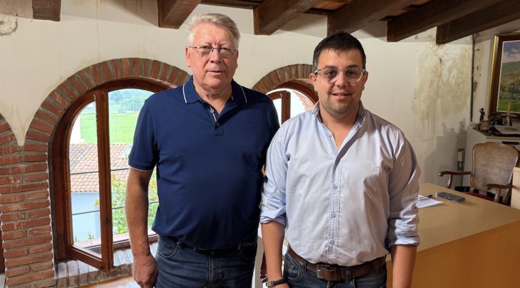 Els alcaldes de Sant Aniol de Finestres, Francesc Oliveras, i de les Planes d'Hostoles, Marc Puig. ACN