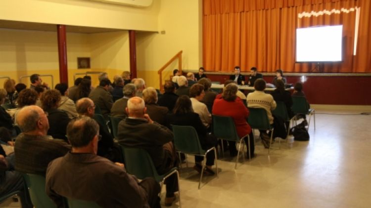 El govern municipal de Sant Jaume de Llierca va fer una xerrada als veïns per informar-los de la situació © ACN