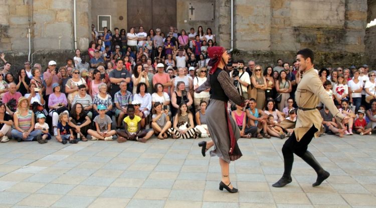 Una parella de ballarins del grup georgià Khorumi fent un espectacle a la Plaça Major de les Preses davant del públic. ACN