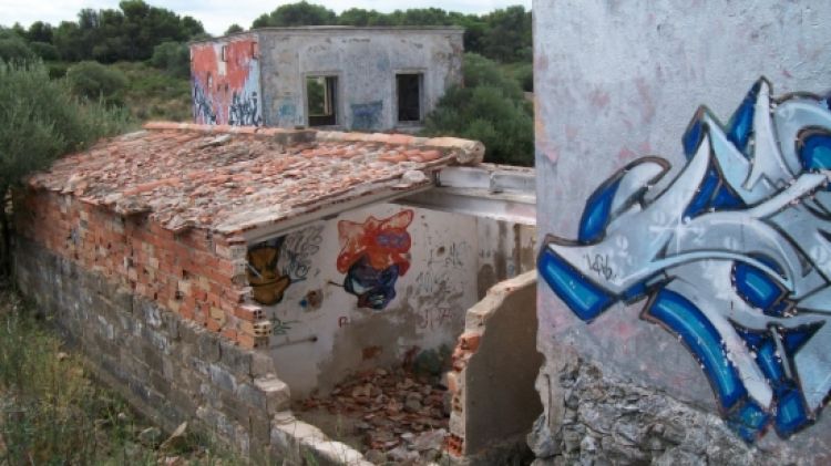 Les antigues instal·lacions militars de Punta Milà, en evident estat de degradació © ACN
