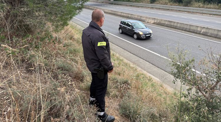 Un agent de la unitat Espiell dels Mossos en un punt de Mont-ras. ACN