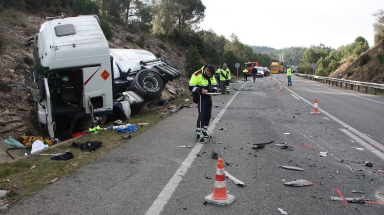 Els Mossos d'Esquadra treballant en un dels dos accidents mortals que es van registrar a l'N-II el 6 de març passat