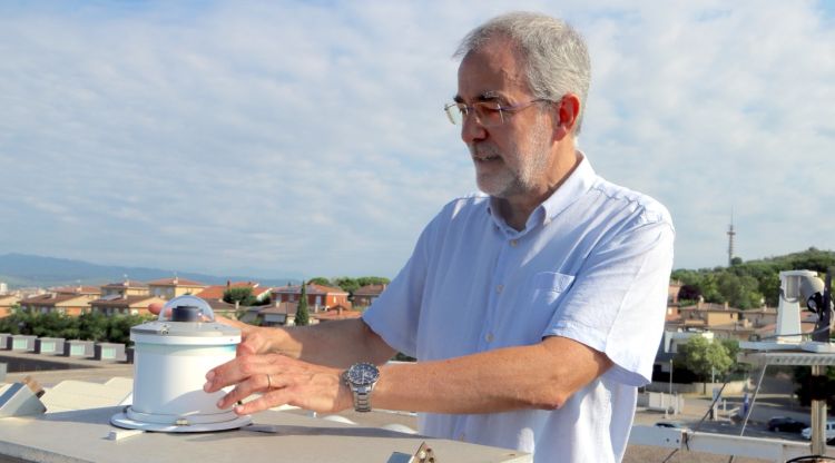 El físic, professor i investigador de la Universitat de Girona (UdG), Josep Calbó, amb un dels aparells amb què mesuren la radiació. ACN