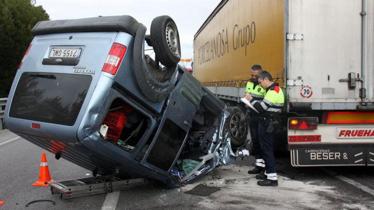 Un dels vehicles ha envaït el carril contrari i el camió i la furgoneta han xocat. El turisme ha bolcat © ACN