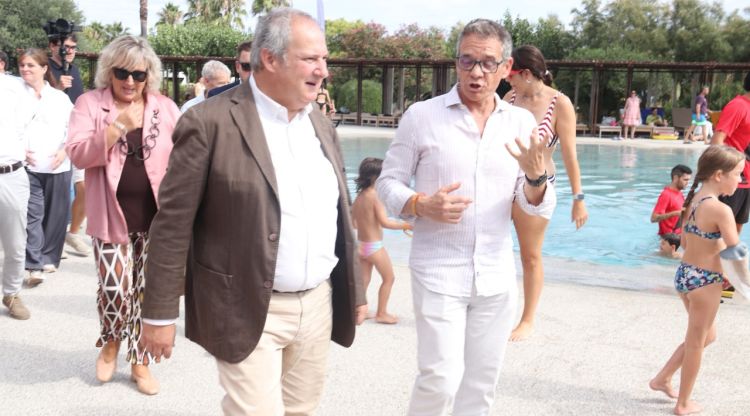 El ministre Jordi Hereu visita el càmping Ballena Alegre de Sant Pere Pescador. ACN
