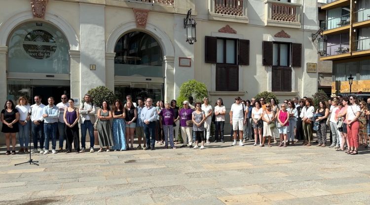 Un instant del minut de silenci a Lloret de Mar per condemnar la mort violenta d'una dona. ACN