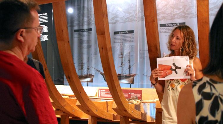La guia Ana Peña durant la visita especial al Museu del Mar explicant el passat negrer del municipi. ACN