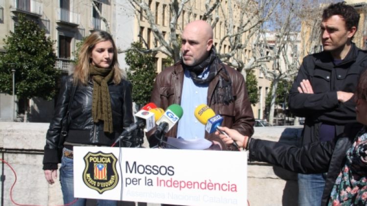'Mossos per la Independència' s'ha presentat aquest matí al Pont de Pedra de Girona © ACN