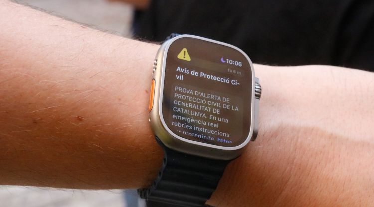 Un rellotge intel·ligent amb el missatge de Protecció Civil a Girona. ACN