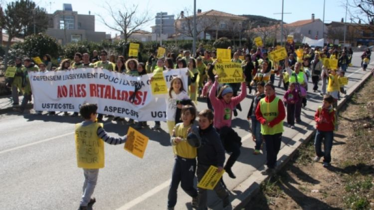 300 alumnes, pares i professors han sortit al carrer per protestar contra les retallades © ACN