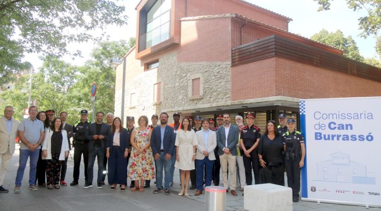L'alcalde de Girona, la consellera d'Interior i la resta d'autoritats davant la comissaria compartida de Can Burrassó. ACN