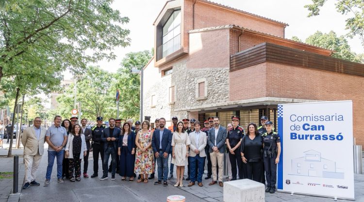 L'alcalde de Girona, la consellera d'Interior i la resta d'autoritats davant la comissaria compartida de Can Burrassó