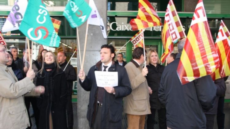 Els treballadors manifestant-se davant Caixa Pendès © ACN