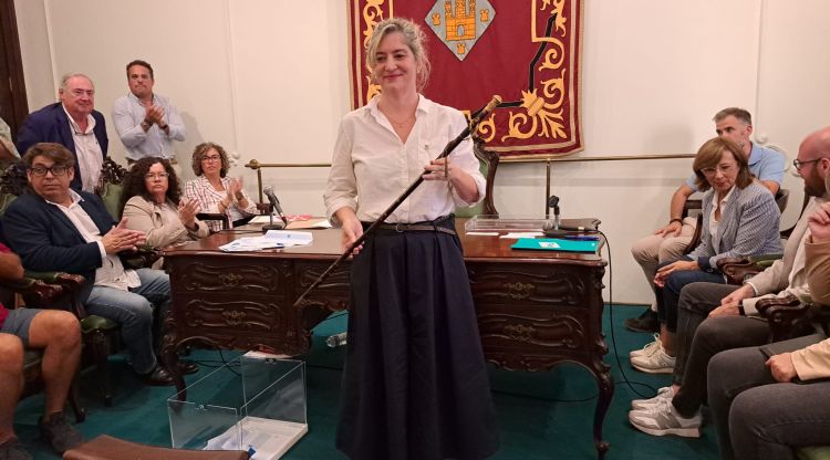 La republicana Maria Puig sosté la bara d'alcalde, en el dia de la seva investidura