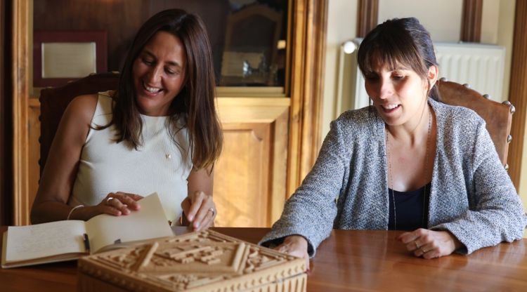La consellera Esther Niubó i l'alcaldessa de Palafrugell, Laura Millán