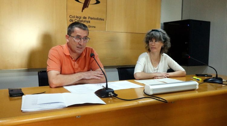 Els portaveus de la plataforma Recuperem Girona, Jordi Tomàs i Anna Ballestero, durant la presentació de la protesta. ACN