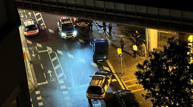 Desplegament policial davant l'edifici ocupat del carrer Tomàs Mieres que des de fa mesos és focus de conflicte. ACN