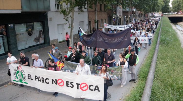 La manifestacio per reclamar una Girona verda i neta avançant per la frontissa del Güell. ACN