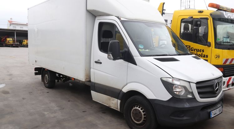 La furgoneta que duia el lladre i que li ha caigut al damunt. ACN