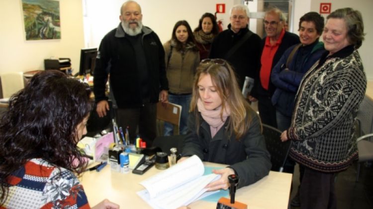 Les entitats ecologistes entrant les signatures al registre de la Diputació de Girona © ACN