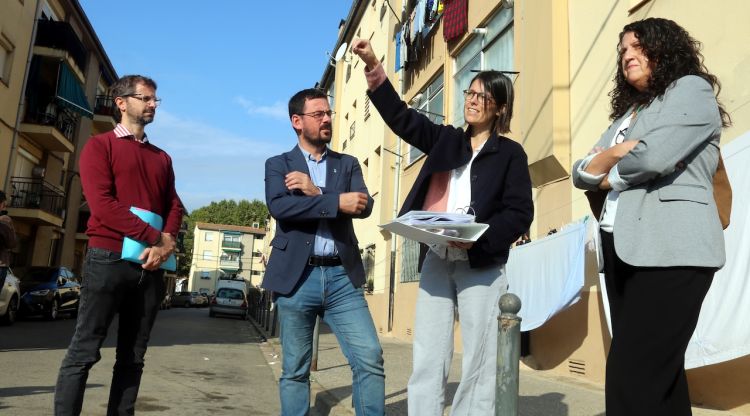 Lluc Salellas, Sergi Font, Núria Riquelme i l'arquitecta responsable del pla, davant els pisos sindicals del Pont Major. ACN