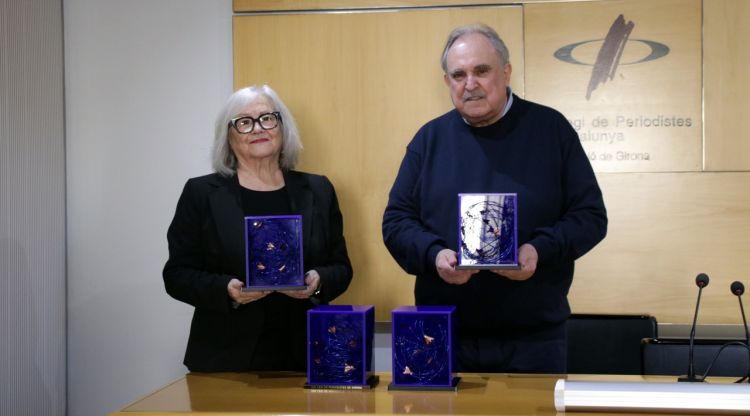 L'artista Montserrat Costa i el president del Col·legi a la demarcació, Jordi Grau, amb els guardons d'aquest any. ACN