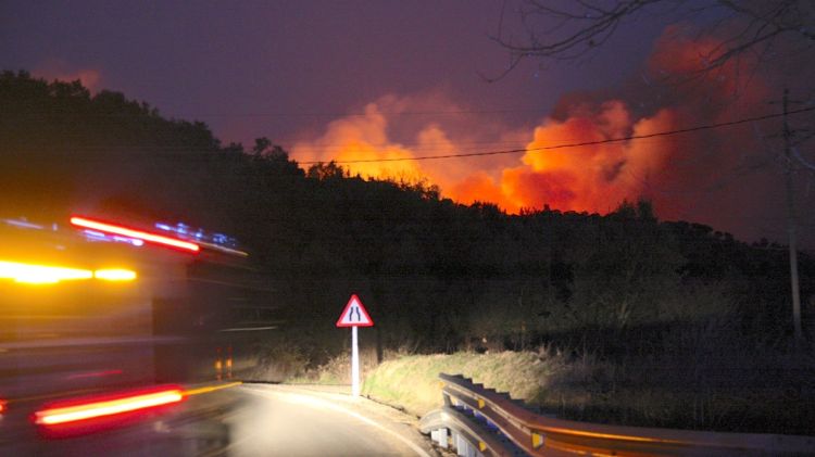 Imatges del foc que crema al Baix Empordà © ACN