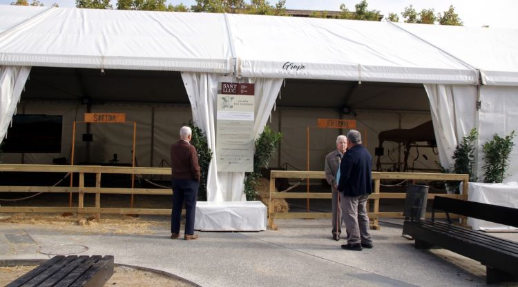 A la zona on l'any passat hi havia els animals, l'ajuntament hi ha instal·lat una carpa amb jocs pels infants. ACN